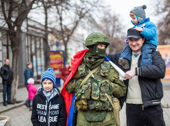 Жители Симферополя фотографируются с военным. 1 марта 2014 года. - Sputnik Беларусь