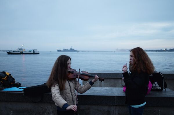 Девушка играет на скрипке на набережной Севастополя. 6 марта 2014 года. - Sputnik Беларусь