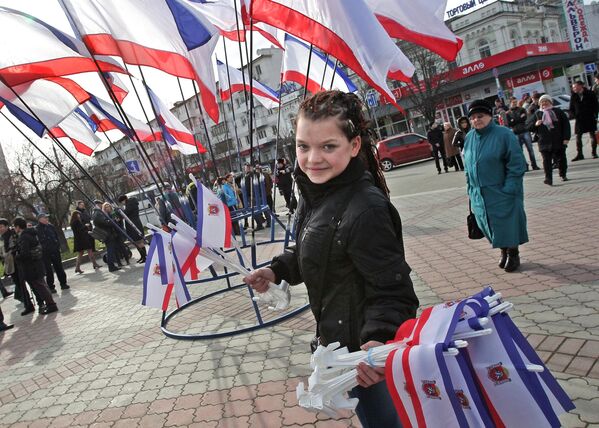 Флаги на площади во время референдума о статусе Крыма в Симферополе. 16 марта 2014 года. - Sputnik Беларусь