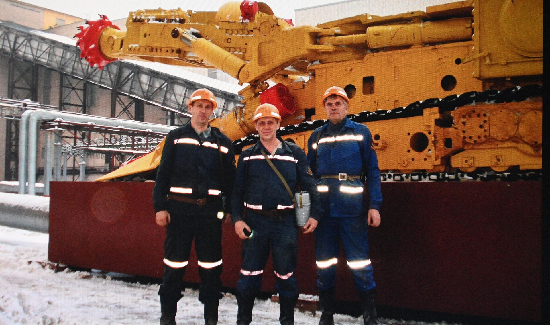 Сергей (в центре) с коллегами по работе на руднике - Sputnik Беларусь, 1920, 29.02.2024