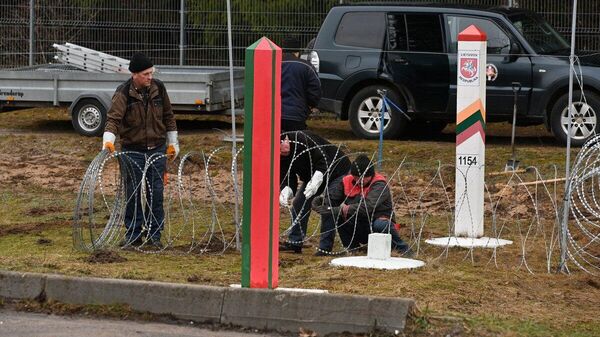 Литовская сторона начала натягивать колючую проволоку у пункта пропуска уже утром 29 февраля - Sputnik Беларусь