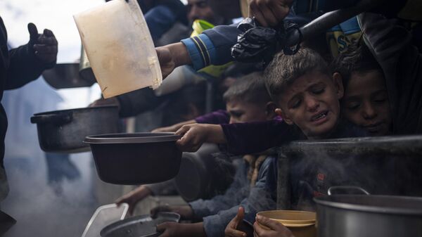 Голодные дети в городе Газа - Sputnik Беларусь