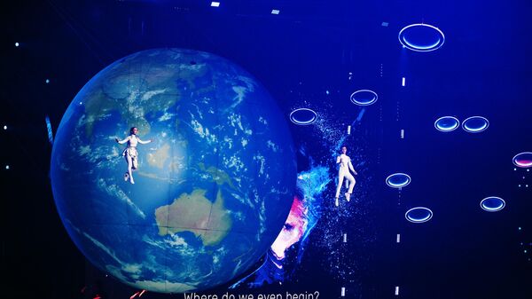 Воздушные гимнасты выступают на церемонии открытия Всемирного фестиваля молодежи 2024 - Sputnik Беларусь