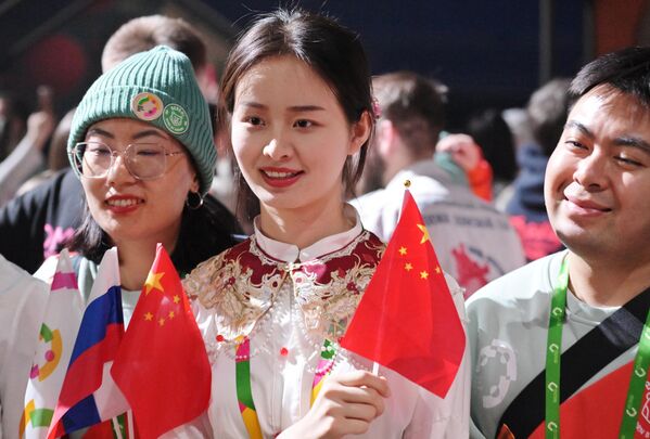 Участники из Китая на церемонии открытия Всемирного фестиваля молодежи 2024. - Sputnik Беларусь