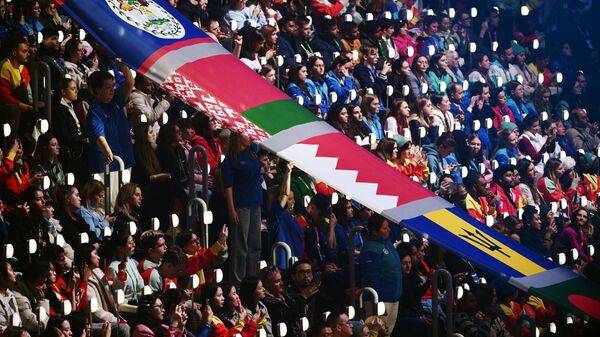 Вынос флагов на церемонии открытия Всемирного фестиваля молодёжи 2024 - Sputnik Беларусь