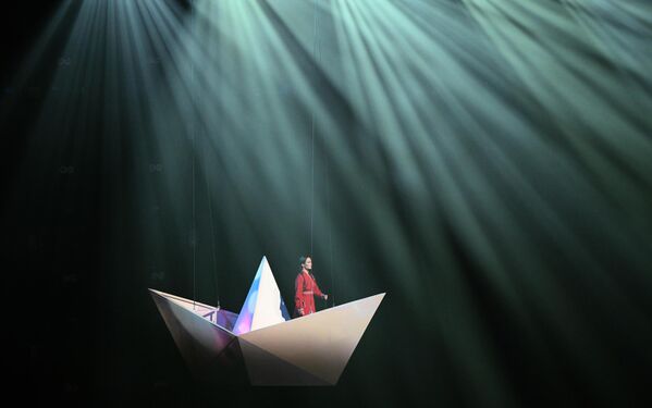 Артистка выступает на церемонии открытия. - Sputnik Беларусь