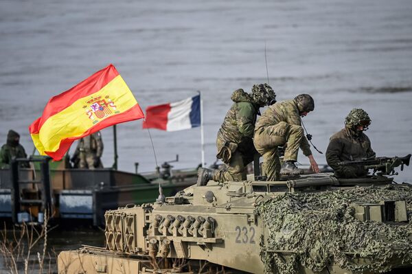 Испанские солдаты на танке &quot;Леопард&quot; пересекают реку Вислу. - Sputnik Беларусь