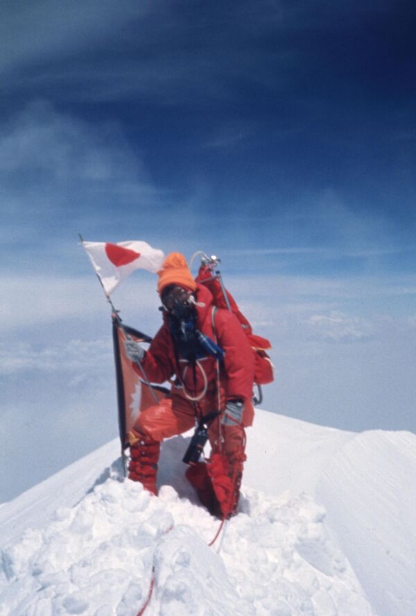Первой женщиной, достигшей белоснежной вершины, стала японка Дзюнко Табеи. Она собрала команду, известную как Экспедиция японских женщин на Эверест, ее возглавила Эйко Хисано. В начале мая 1975 года группа вместе с проводниками попала под снежную лавину, но через 12 дней, 16 мая, Табеи вместе с проводником успешно завершила восхождение. В 1992 году она стала первой женщиной, выполнившей программу 7 вершин, покорив все семь высочайших вершин разных континентов. - Sputnik Беларусь