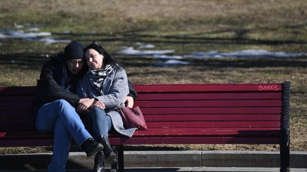 Мужчина и женщина сидят на лавочке - Sputnik Беларусь