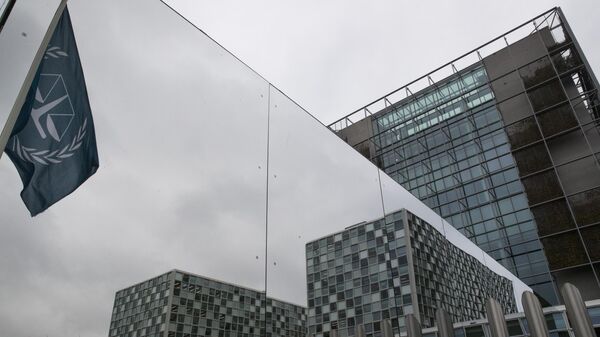 Флаг Международного уголовного суда отражается на зеркальной стене здания в Гааге - Sputnik Беларусь