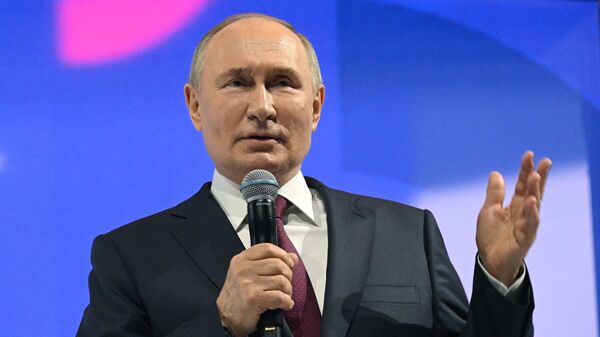 Президент РФ В. Путин посетил Всемирный фестиваль молодежи - Sputnik Беларусь