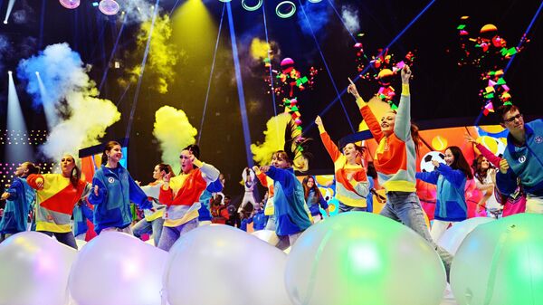 Артисты выступают на церемонии закрытия Всемирного фестиваля молодежи - Sputnik Беларусь
