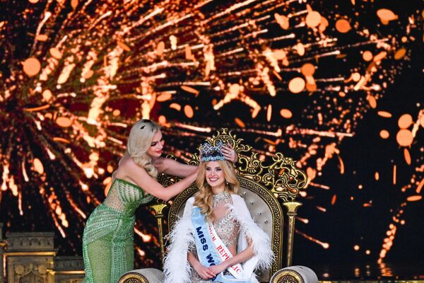Мисс Мира 2022 Каролина Белявска надевает корону на победительницу конкурса Мисс Мира 2024 Кристину Пышкову (Чехия). - Sputnik Беларусь