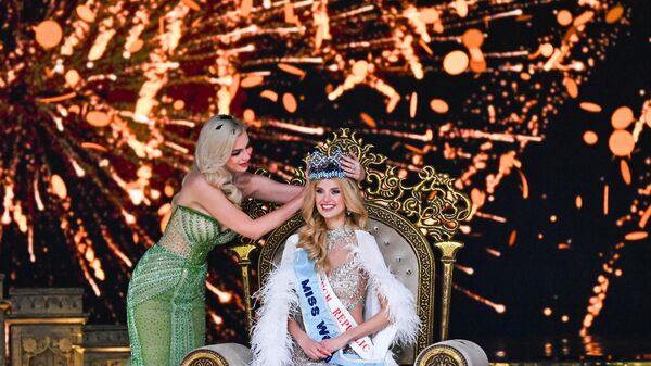 Мисс Мира 2022 Каролина Белявска коронует победительницу конкурса Мисс Мира 2024 Кристину Пышкову (Чехия), Индия, Мумбаи - Sputnik Беларусь