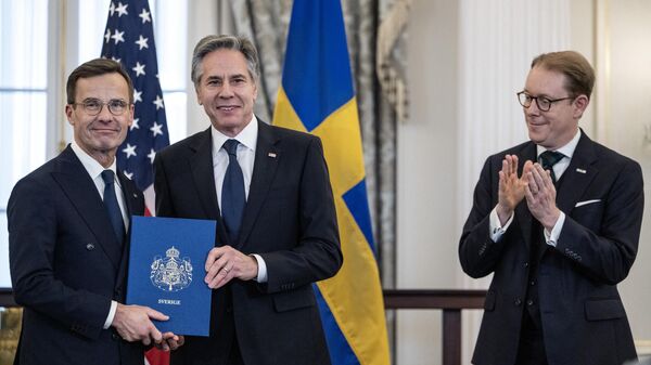Госсекретарь США Энтони Блинкен принимает документы о ратификации вступления в НАТО от премьер-министра Швеции Ульфа Кристерссона, справа министр иностранных дел Швеции Тобиас Билльстрем - Sputnik Беларусь