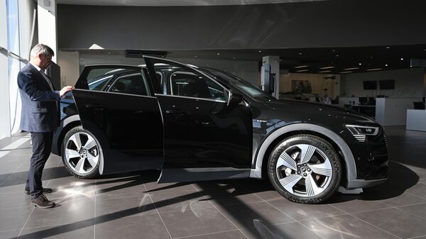 Продажа электрического кроссовера Audi e-tron в автосалоне - Sputnik Беларусь