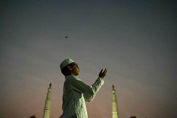 Мусульманин молится в мечети в преддверии священного исламского месяца поста Рамадан в Ченнаи - Sputnik Беларусь