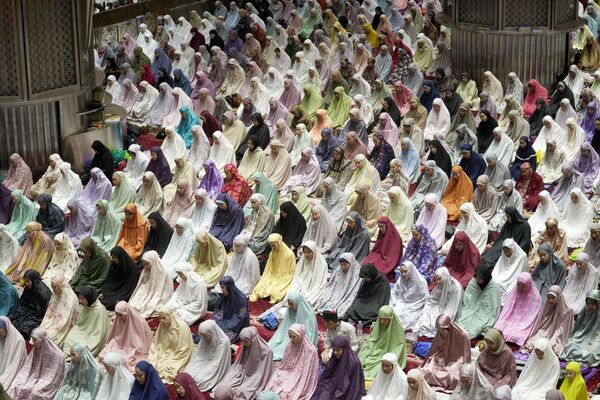 Мусульмане на вечерней молитве &quot;Таравих&quot;, посвященной первому кануну священного месяца поста Рамадан, в мечети Истикляль в Джакарте, Индонезия. - Sputnik Беларусь