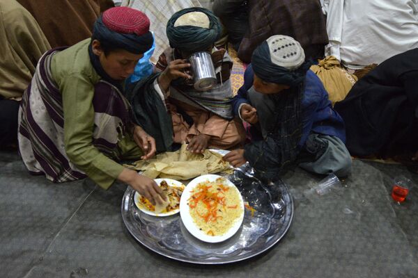 Афганские мусульмане прерывают пост в первый день исламского священного месяца Рамадан в Кандагаре. - Sputnik Беларусь