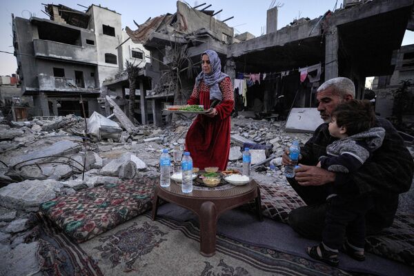 Палестинская семья Аль-Наджи во время ифтара в Дейр-эль-Балахе в центре сектора Газа. - Sputnik Беларусь