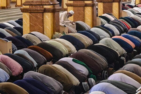 Верующие мусульмане совершают вечернюю молитву &quot;Таравих&quot;. - Sputnik Беларусь