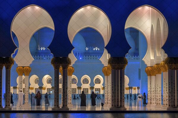 Верующие собираются в Большой мечети шейха Зайда в Абу-Даби, ОАЭ. - Sputnik Беларусь
