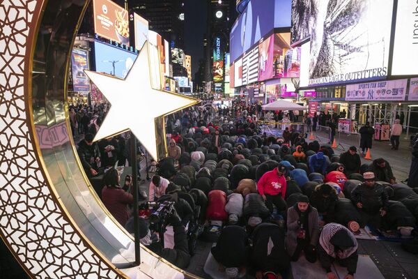 Члены мусульманской общины собираются на намаз &quot;Таравих&quot; на Таймс-сквер в Нью-Йорке, США. - Sputnik Беларусь