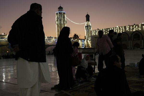 Мусульмане собираются на ифтар (вечерний прием пищи во время Рамадана) в мечети шейха Абдул-Кадир Гилани в Багдаде, Ирак. - Sputnik Беларусь