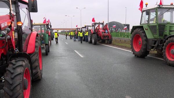 Протестующие фермеры перекрывают автомагистрали в Польше (видео) - Sputnik Беларусь
