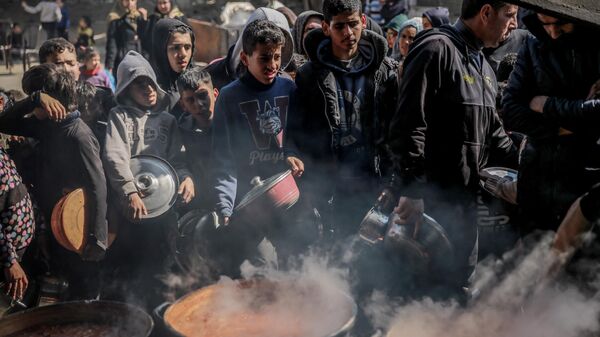 Палестинцы собираются за продуктами питания в Бейт-Лахии на севере сектора Газа - Sputnik Беларусь