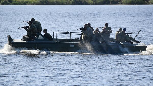 Военнослужащие форсируют реку, архивное фото - Sputnik Беларусь