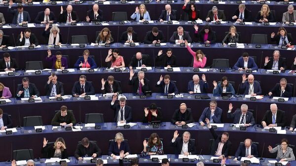 Члены Европейского парламента принимают участие в голосовании во время пленарного заседания Европейского парламента в Страсбурге - Sputnik Беларусь