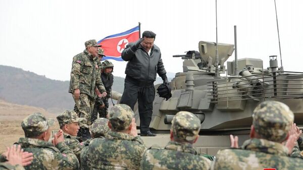 Лидер КНДР Ким Чен Ын у новейшего танка на соревнованиях крупных танковых соединений - Sputnik Беларусь