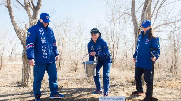 Василевская и Ленкова посадили деревья на Аллее космонавтов на Байконуре - Sputnik Беларусь