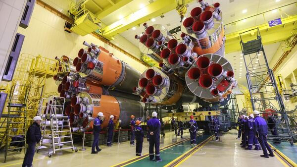 Завершена сборка ракеты с кораблем, на котором белоруска полетит на МКС - Sputnik Беларусь