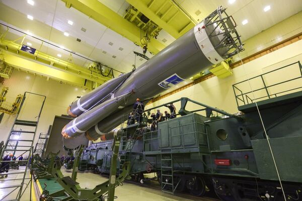 Завершена сборка ракеты с кораблем, на котором белоруска полетит на МКС - Sputnik Беларусь