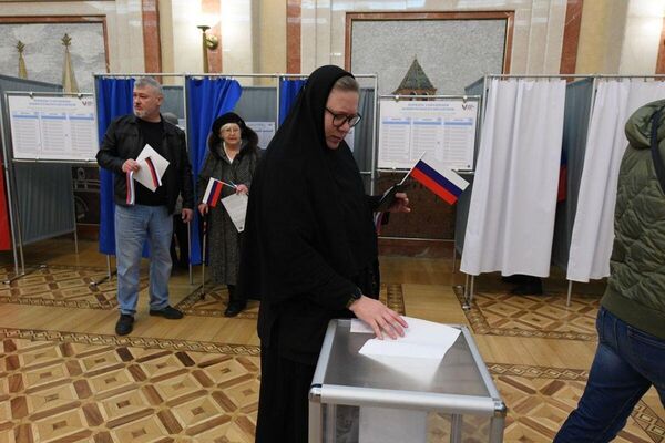 В посольстве организованы несколько десятков мест, где члены избирательной комиссии принимают документы россиян и выдают им бюллетени для голосования. - Sputnik Беларусь