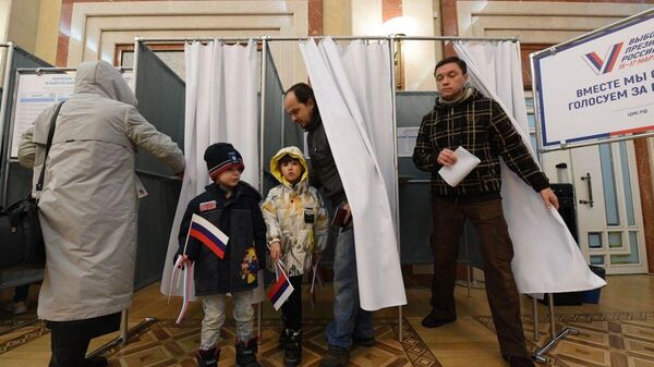 На участки голосования люди приходят семьями - Sputnik Беларусь