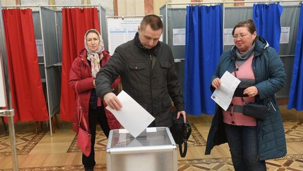 Участок для голосования на выборах президента России в посольстве в Минске - Sputnik Беларусь