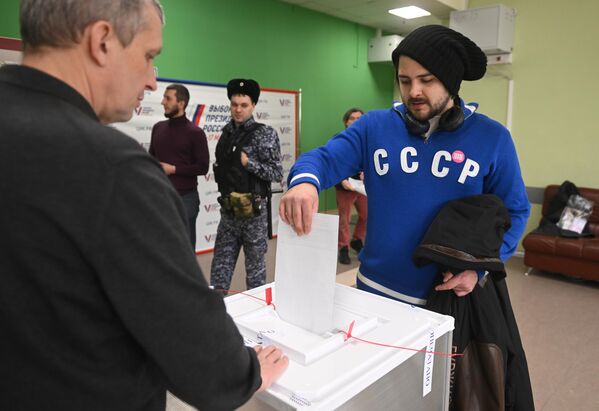 Мужчина голосует на выборах президента России на избирательном участке школы №2123 в Москве - Sputnik Беларусь