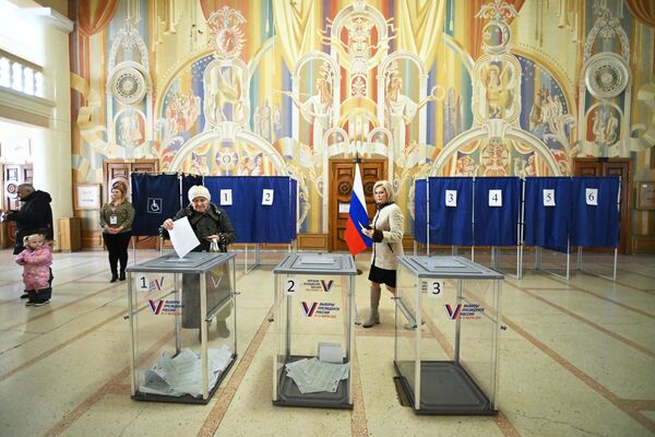 Люди голосуют на избирательном участке в Луганске. - Sputnik Беларусь