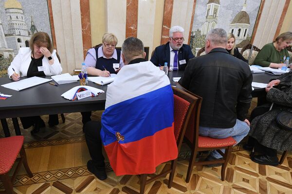 Люди голосуют на избирательном участке в посольстве РФ в Минске . - Sputnik Беларусь