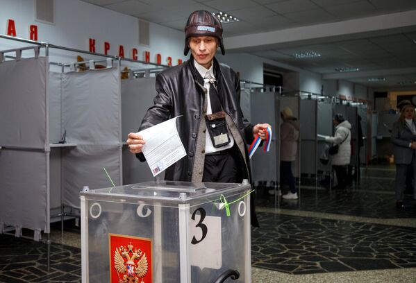 Мужчина голосует на избирательном участке в Доме офицеров российской армии в Тирасполе. - Sputnik Беларусь