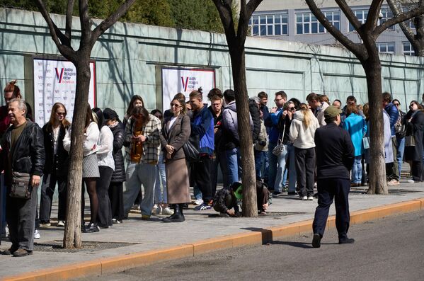 Люди стоят в очереди на избирательный участок в российское посольство в Пекине. - Sputnik Беларусь