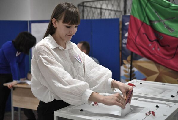 Женщина голосует на избирательном участке в Константиновке. - Sputnik Беларусь