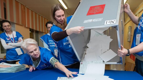 Подсчет голосов на выборах президента РФ на избирательном участке №42 в Петропавловске-Камчатском - Sputnik Беларусь