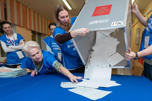 Подсчет голосов на выборах президента РФ на избирательном участке №42 в Петропавловске-Камчатском - Sputnik Беларусь