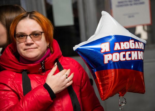Женщина на избирательном участке в Скадовске. - Sputnik Беларусь
