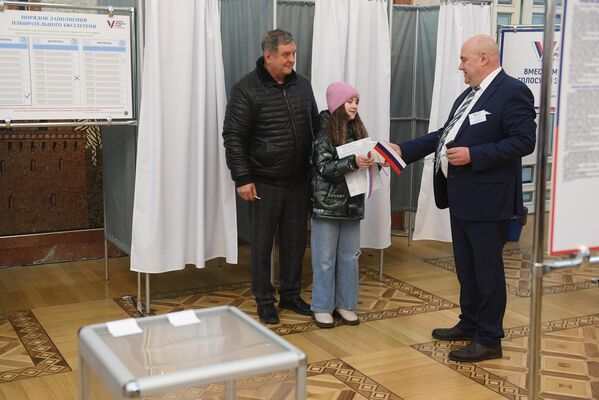  На участке стоят кабинки для голосования и урны. - Sputnik Беларусь