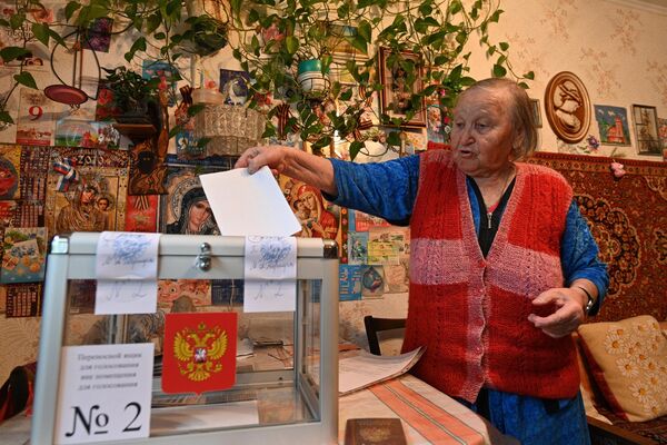 Для тех, кто не может сам прийти на избирательный участок, организовано голосование на дому. - Sputnik Беларусь